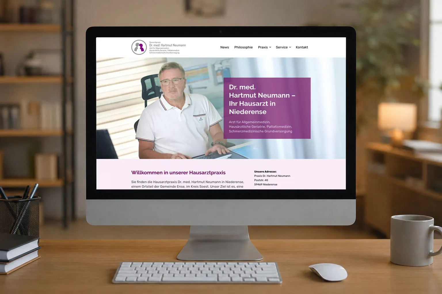Website der Hausarztpraxis Dr. Neumann auf einem Monitor